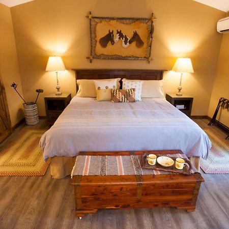 Red Tail Ranch Bed & Breakfast Гроувланд Стая снимка