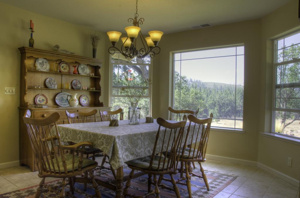 Red Tail Ranch Bed & Breakfast Гроувланд Екстериор снимка